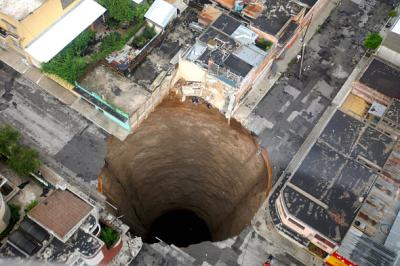 Geólogos explican porqué el agujero se tragó un edificio en Guatemala