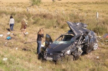 Volcó auto brasileño en Uruguay y hay dos muertos y dos heridos