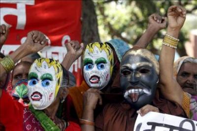 Indignación en la India por sentencia liviana a los 8 acusados por catástrofe que cobró 25 mil vidas