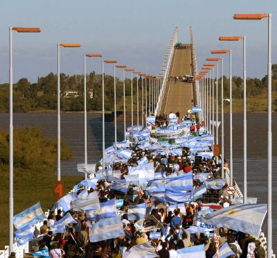 Bulle el Río Uruguay: La justicia argentina ordenó levantar el piquete y en Gualeguaychú preparan resistencia