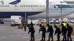Papelón de la policía sudafricana: en busca de barrabravas argentinos "asalta" avión equivocado