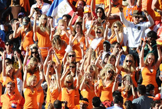 La FIFA expulsa a 36 jóvenes holandesas del estadio por llevar ropa de color naranja