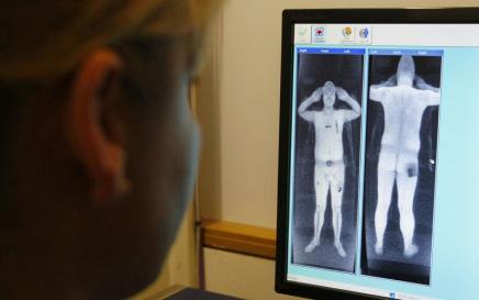 Europa respalda los escáneres corporales en aeropuertos