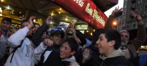 Los uruguayos salen a las calles a festejar el triunfo de la selección