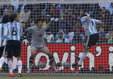 Argentina casi se mete en octavos con una goleada