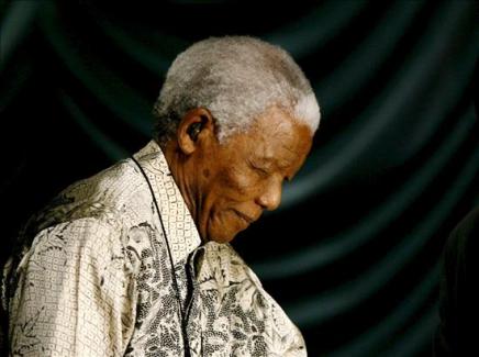 Nelson Mandela llora en funeral de su biznieta