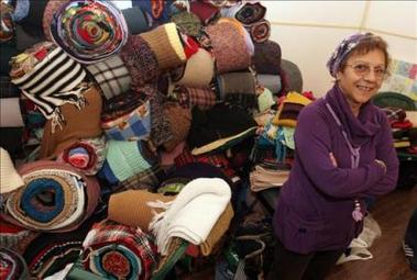 Uruguayos tejen la bufanda más larga del mundo para recaudar fondos para Instituto del Cáncer
