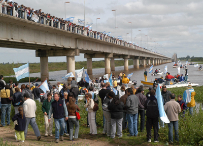 Se inunda la red con inesperada y furiosa reacción de los uruguayos tras liberación del puente