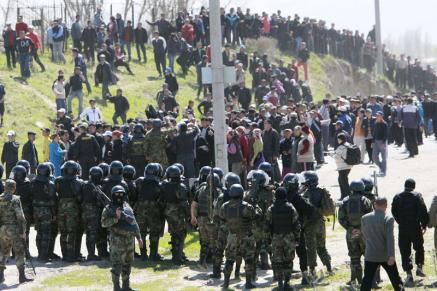 Kirguistán: retiran barricadas tras violencia étnica que cobró 2 mil vidas y obligó a huir a 400 mil