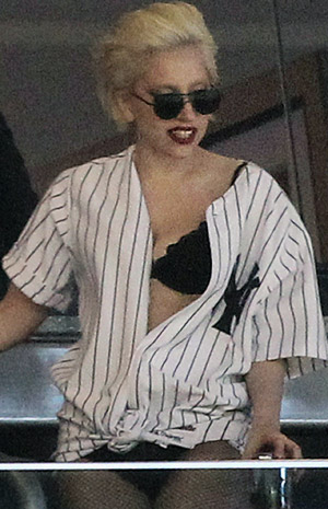 ¡Amo a los Yankees!...Lady Gaga ebria y sin pantalones al estadio