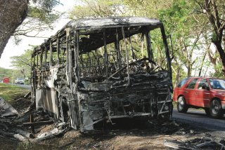 El Salvador: pandilleros incendian autobús y matan a 11 pasajeros