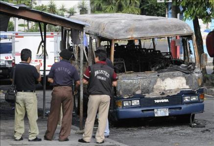 El Salvador conmocionado por ataques a autobuses que dejaron 17 muertos; hay 7 detenidos