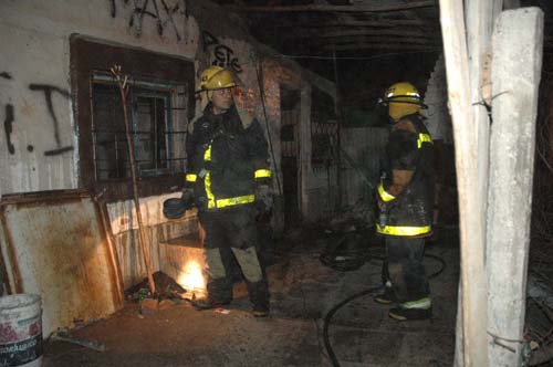 Dos niños y sus padres graves en dramático incendio en Montevideo