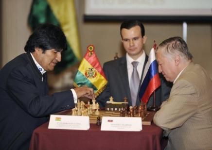 Evo Morales y Anatoly Karpov hacen tablas en partida de ajedrez