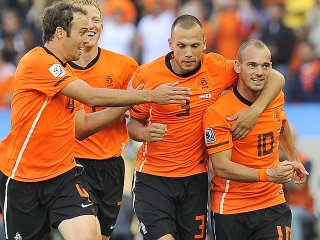 Holanda sale a enamorar a la afición ante el eliminado Camerún