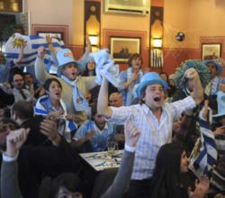 Los uruguayos recobran la fe y agotan pasajes para Sudáfrica