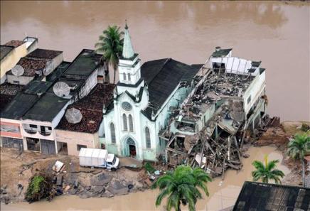 Miles de personas esperan ayuda en el nordeste de Brasil después de la tempestad