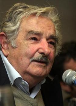 Mujica: entiendo que muchos le tengan bronca a Chávez, pero nunca nadie ha ayudado a Uruguay a un costo tan barato