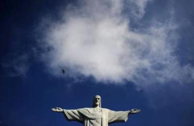 El Cristo Redentor vuelve a abrir los brazos para Río de Janeiro y el mundo