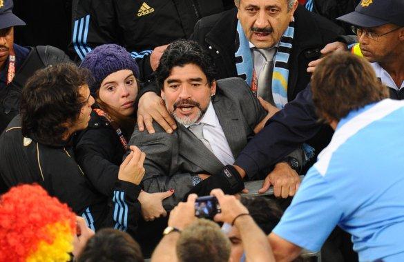 La hija de Maradona pudo apartar a su furioso padre de los parciales alemanes que se reían de él