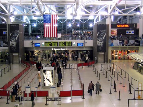 Evacuan terminal de aeropuerto de Nueva York por temor a bomba