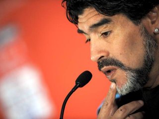 Brasileños celebran con una canción que Maradona no haya podido desnudarse