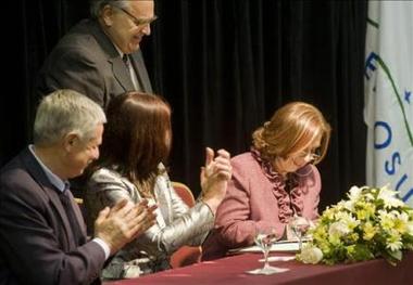 Uruguay vive un "día histórico" por asunción de tres mujeres como intendentas
