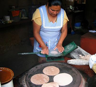 2 niños muertos y 5 mayores intoxicados al comer tortillas con plaguicida en El Salvador