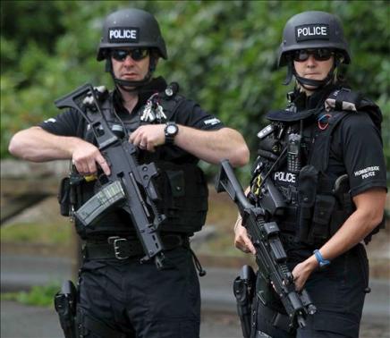 Acusado de asesinato en Inglaterra se atrinchera y le "declara la guerra a la policía"