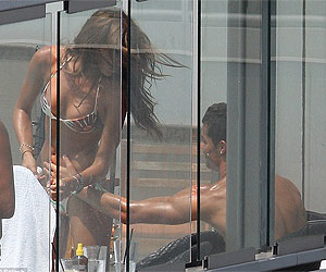 Otro fracasado del Mundial, Cristiano Ronaldo, se refugia con su novia rusa en una piscina de Nueva York