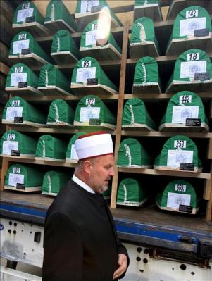 Srebrenica: la sepultura de 775 víctimas a 15 años del genocidio y la bofetada de la FIFA