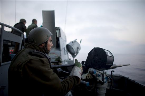 Pese a las amenazas de Israel, el barco con ayuda humanitaria sigue navegando hacia Gaza