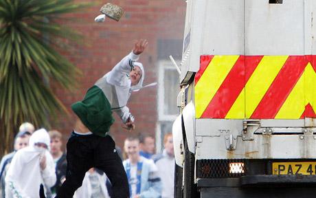 Disturbios en Belfast dejan 30 policías heridos