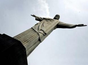 Río despliega una bandera en el Cristo Redentor para saludar el Mundial-2014