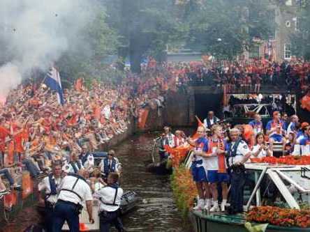 Selección de Holanda llega a su país y es recibida como campeona