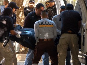 Cuelgan de un puente cadáveres de tres presos prófugos en México