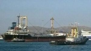 El barco libio se rinde a las presiones de Israel y atraca en Egipto