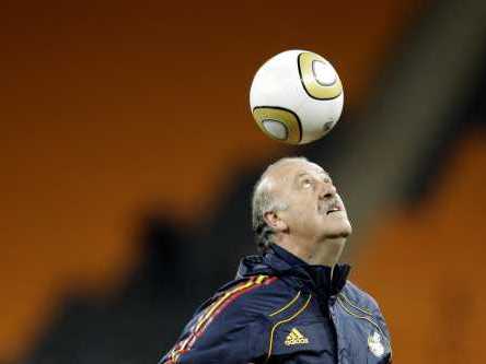 El técnico de España está para un psiquiátrico: dijo que el "Balón de Oro" lo merecía Messi y no Forlán