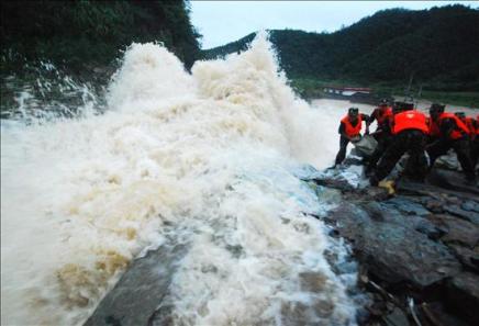 China afronta las peores inundaciones en años; Japón, en alerta