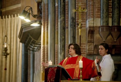 Ordenar sacerdote a una mujer es un "delito grave" para el Vaticano