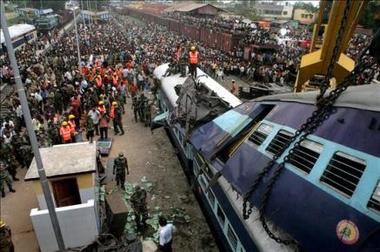 Tragedia en India: 60 muertos y 150 heridos en un choque de trenes