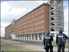 Trasladan presos a cuarteles en Uruguay