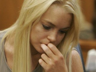 Esposada, Lindsay Lohan marchó a prisión