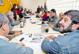 Trabajadores privados y públicos de Uruguay se enfrentan en duros debates