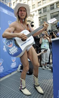 El "vaquero desnudo" de Times Square cumple su amenaza y demanda a una competidora