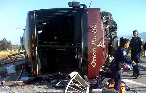 California: 6 muertos y 9 heridos al estrellarse ómnibus
