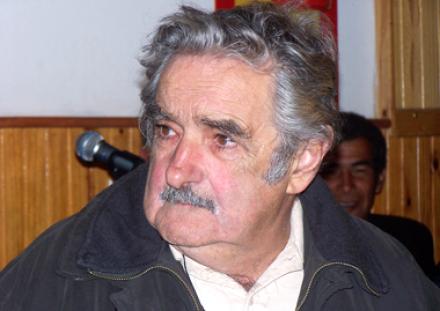 Mujica viaja a Colombia para asunción de Juan Manuel Santos