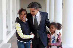 Barack Obama enviará a sus hijas a trabajar como niñeras