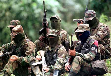 Chávez pidió a la guerrilla de Colombia que deponga las armas