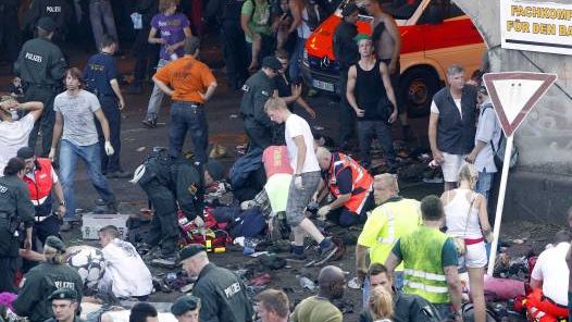 15 muertos y 100 heridos por avalancha en "Desfile del Amor" en Alemania